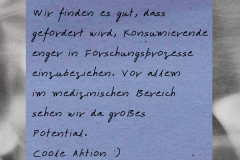 Notizzettel mit dem Titel "14. Inklusion von Personen, die illegalisierte Drogen nehmen, in der Forschung" und der Handschrift: "Wir finden es gut, dass gefordert wird, Konsumierende enger in Forschungsprozesse einzubeziehen. Vor allem im medizinischen Bereich sehen wir da großes Potential. Coole Aktion :)"
