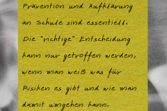 Notizzettel mit dem Titel: "19. Restrukturierung der Verantwortlichkeiten zwischen Kommunen, Land und Bund"und mit Handschrift: "Prävention und Aufklärung an Schule sind essentiell. Die "richtige" Entscheidung kann nur getroffen werden, wenn man weiß was für Risiken es gibt und wie man damit umgehen kann."