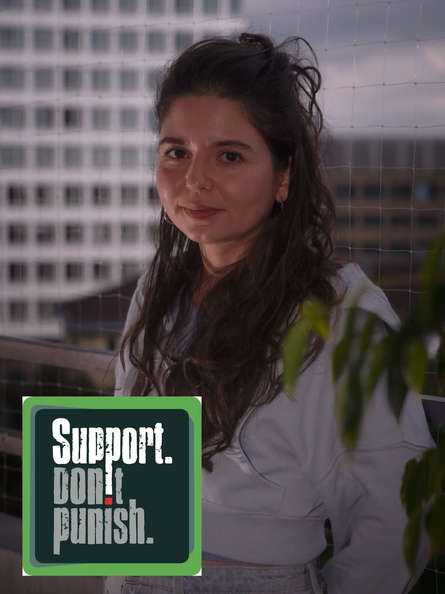 Portrait von Ângela Novaes mit dem Logo "Support Dont Punish"