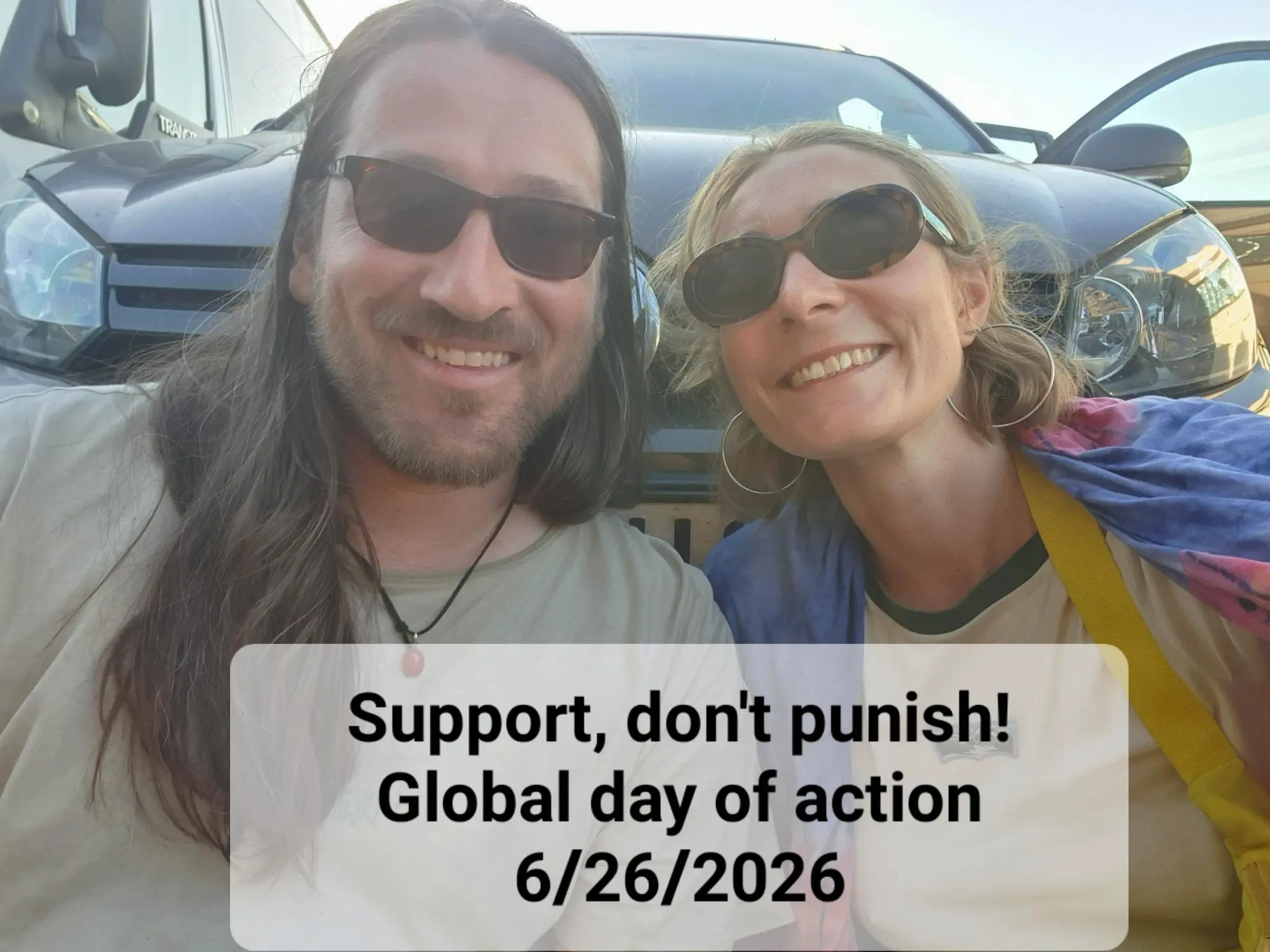 Selfie von Claus Hirsch und Freundin vorm Auto sitzend mit der Bildaufschrift "Support don't Punish. Global Day of Action 26.6.2026".
