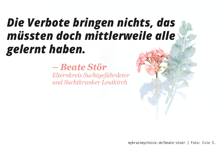 Einee dezente, rosafarbene Blume mit grünen Blättern auf weißem Hintergrund mit dem Zitat von Beate Stör vom Elternkreis Leutkirch: "Die Verbote bringen nichts. Das müssten doch mittlerweile alle gelernt haben."