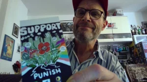 Selfie von Huckleberlin mit einem bunten Support Dont Punish Flyer