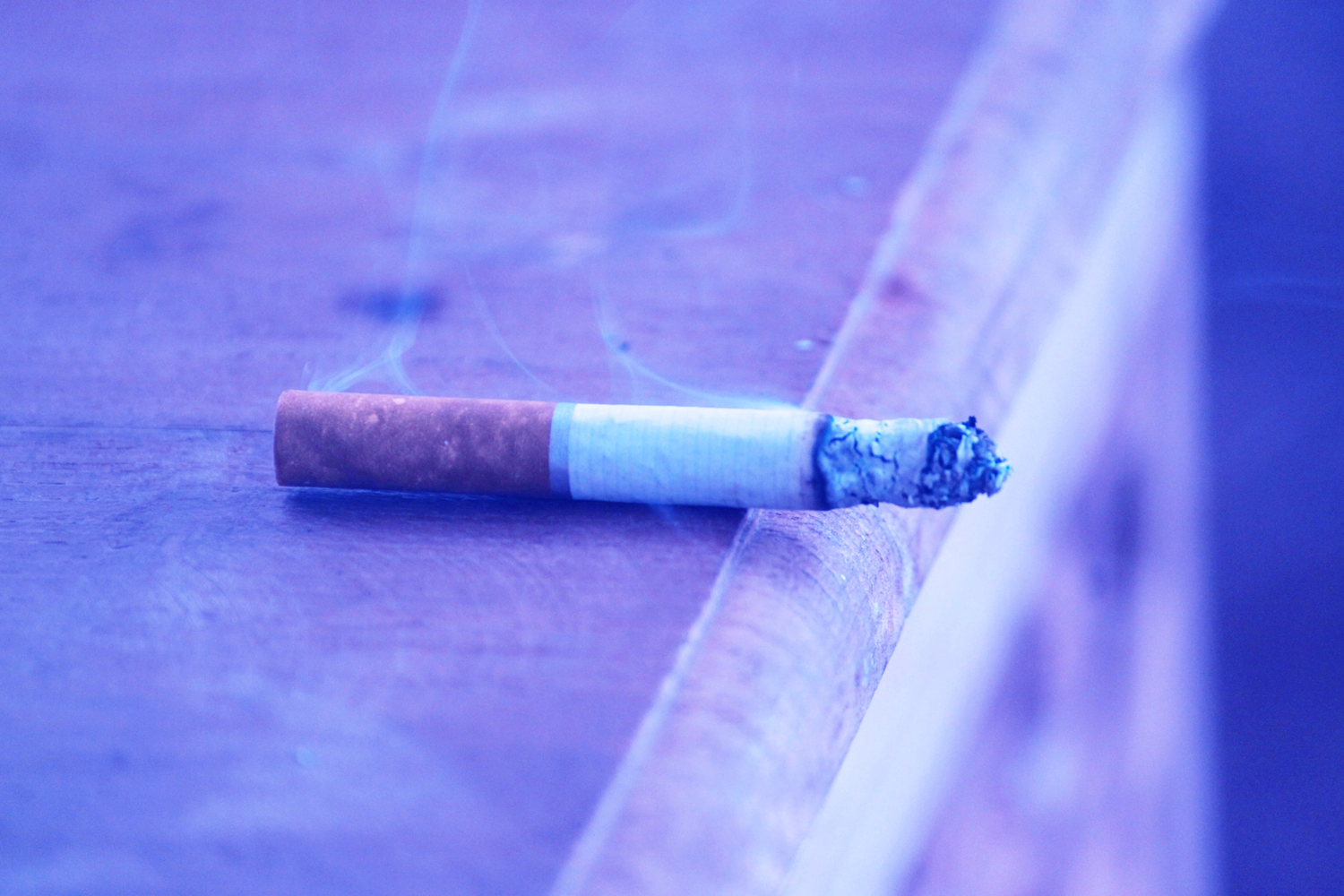 Eine abbrennende Tabakzigarette bei Abend- oder Morgenlicht