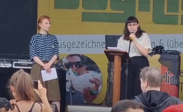 Elli Schwarz und Philine Edbauer bei ihrem Redebeitrag auf der Hauptbühne der Hanfparade