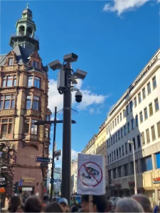 Foto von den im Text beschriebenen neuen Kameras. Das Foto zeigt Demonstrierende an der Ecke der Kaiserstraße in Frankfurt am Main.