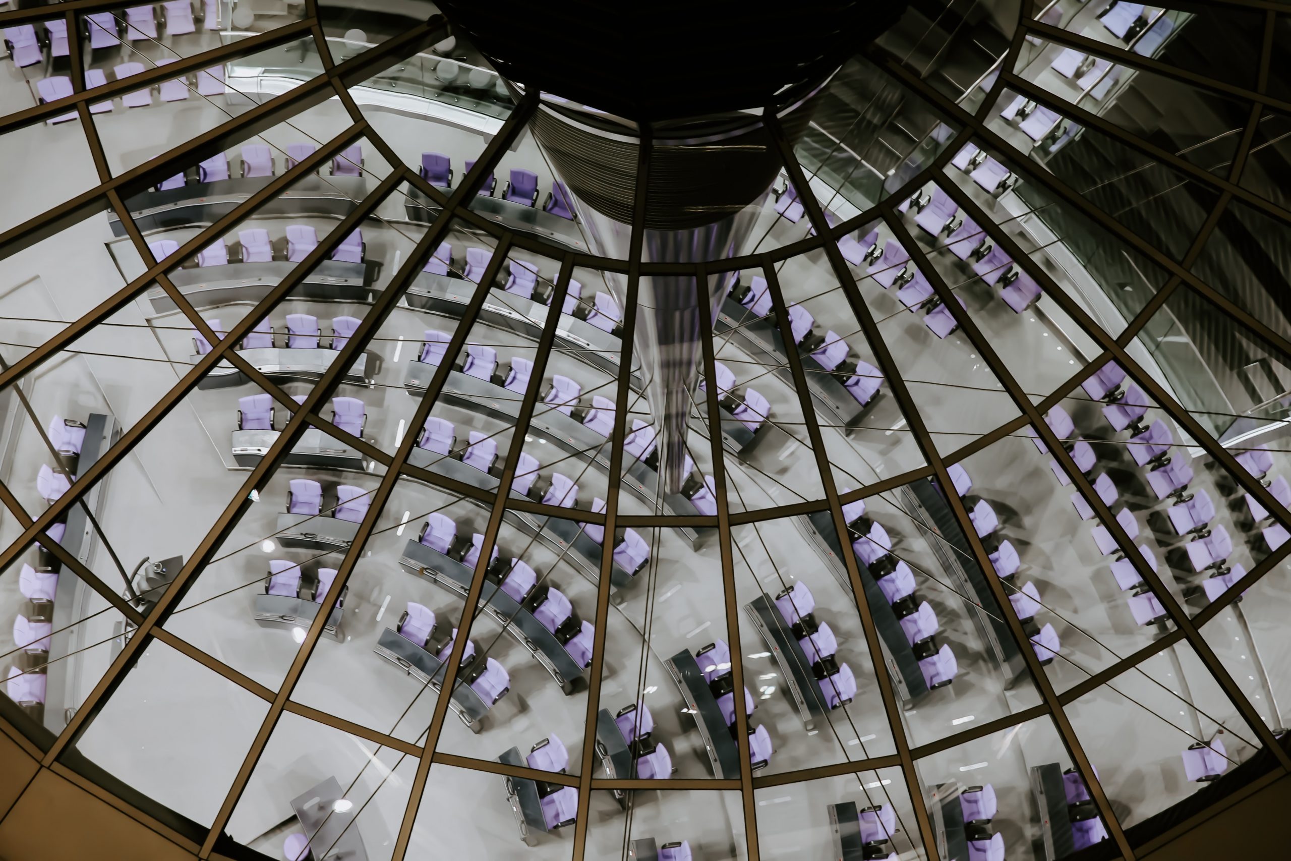 Draufsicht auf den Plenarsaal des Bundestags durch die Glaskuppel des Reichtagsgebäudes