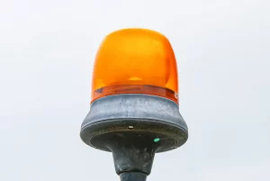 Symbolbild: EIne orangefarbene Warnlampe